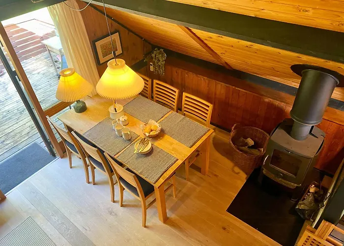 70s-style Summer House Near *