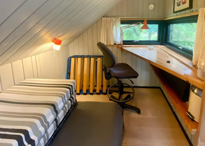 70s-style Summer House Near *